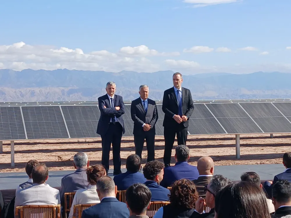 El presidente de YPF, Horacio Marín,; junto al gobernador Alfredo Cornejo y el jefe de gabinete Manuel Adorni, en la inauguración del parque solar El Quemado.