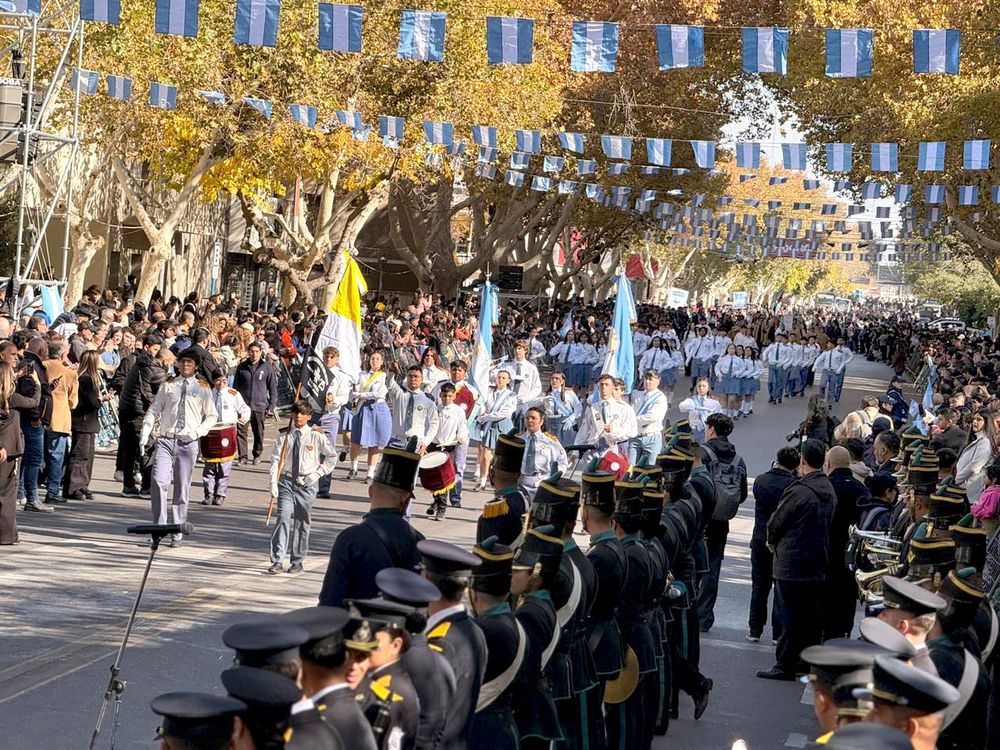 Unas 25.000 personas participaron del desfile patrio que se realizó este lunes para conmemorar la Revolución de Mayo.