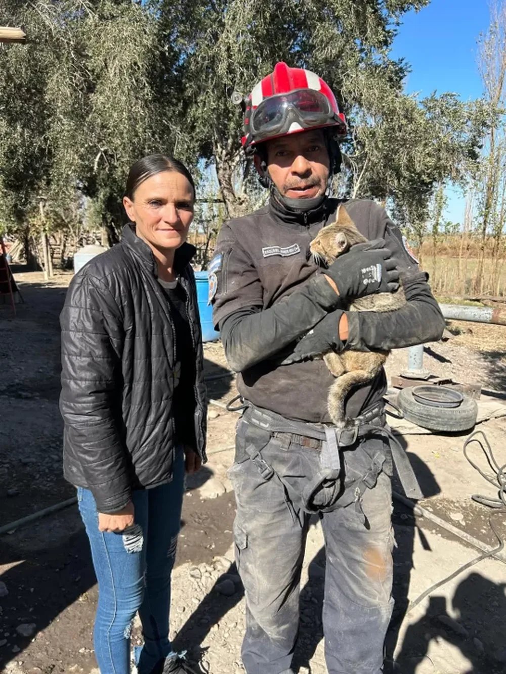 Rescataron a un gatito que cayó en un pozo de 13 metros
