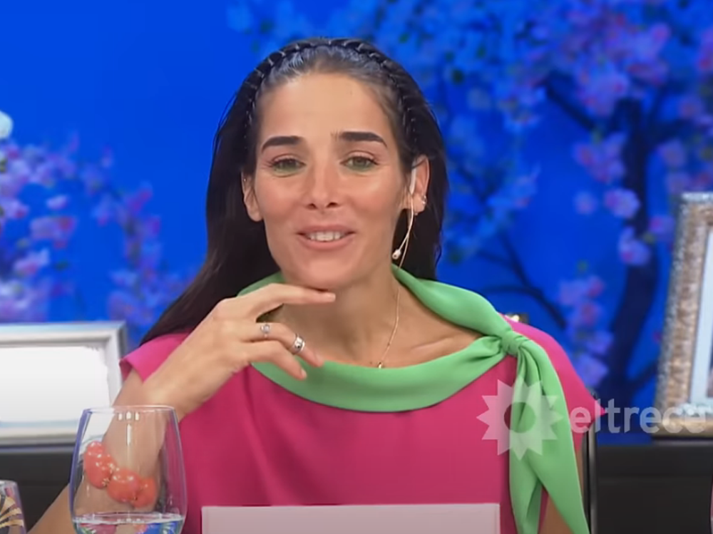 Juana Viale y un incómodo momento en vivo tras quedar con el micrófono abierto