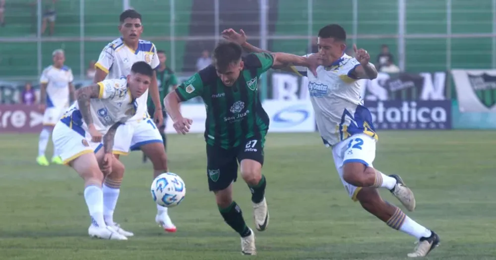 Iguales. Tomy Fernández le escapa a la marca de los rivales. San Martín jugó de menor a mayor ante un grande como Rosario Central. Empataron en cero en Concepción.
