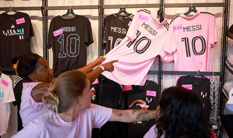 Las camisetas que aparentan&nbsp; ser originales pero no lo son. Lionel Messi denunció a Temu y otras plataformas que las venden.