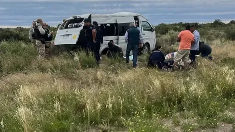 Volcó un utilitario en el que viajaban 15 personas: conmoción por la muerte de Roco