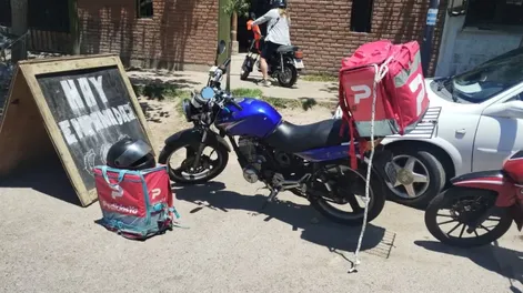 Choque entre un auto y una moto terminó con una joven delivery en el Hospital