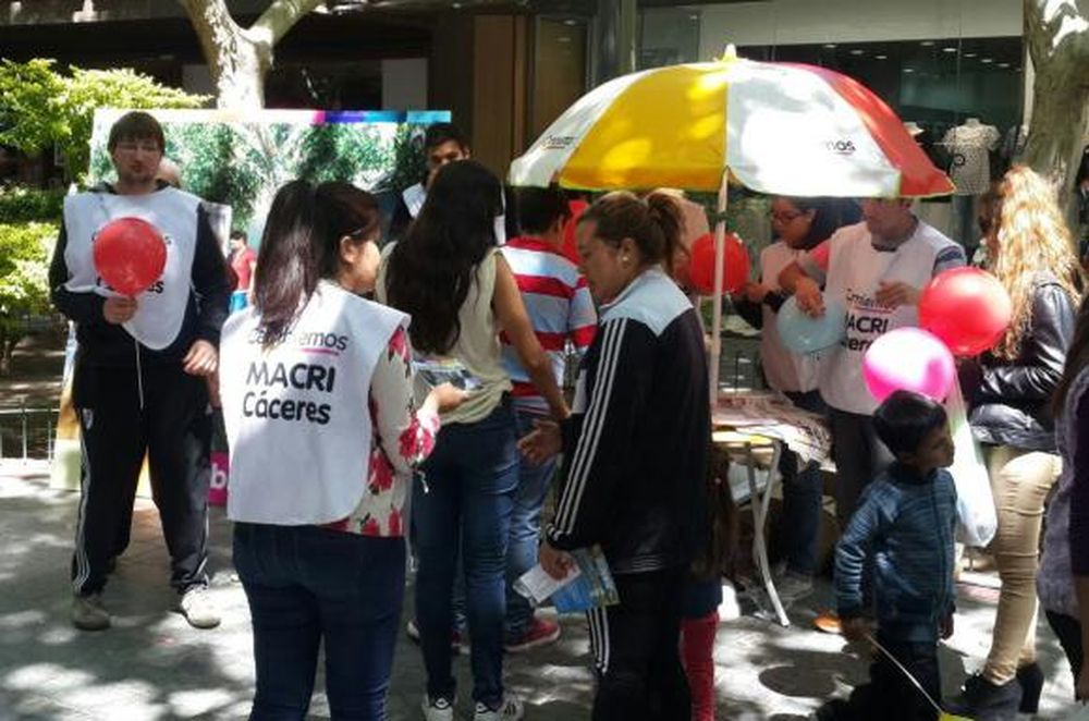 Con sombrillas, el PRO sale a buscar respaldo para Macri