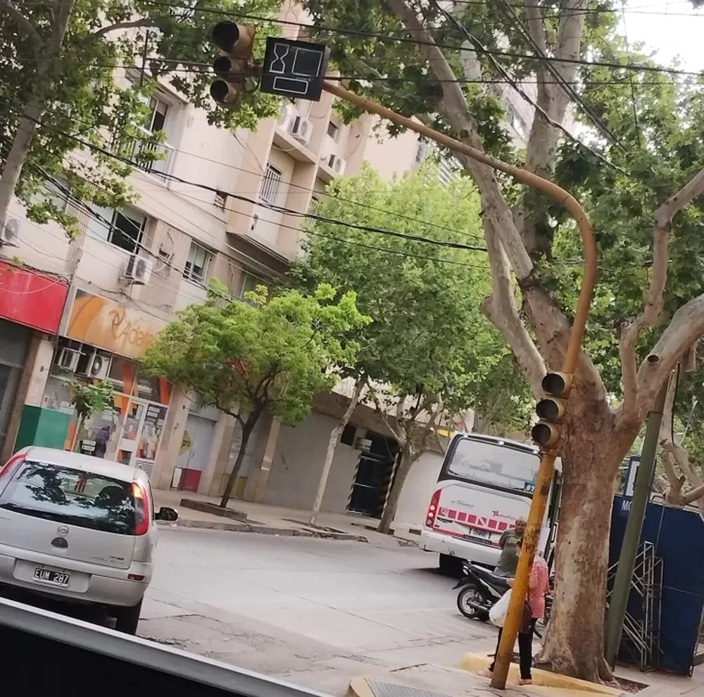 Por falta de electricidad, un semáforo de pleno microcentro lleva 36 horas sin funcionar