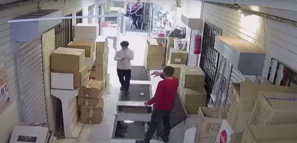 [VIDEO] Cayó a un agujero por ir distraído mirando el celular