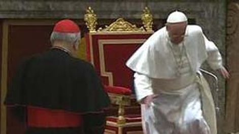 El papa y su primer tropezón