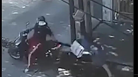 Un motochorro arrastró y dejó inconsciente a una monja en medio de un brutal asalto