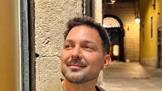 se fue de san juan a los 18 anos y hoy triunfa en barcelona: la historia del estilista que conquisto europa