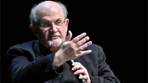 Ataque a Rushdie: está con respirador, el hígado afectado y puede perder un ojo