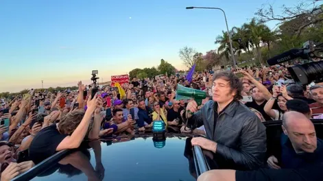 Milei de campaña en Entre Ríos: recorrida popular y reunión con su aliado Frigerio