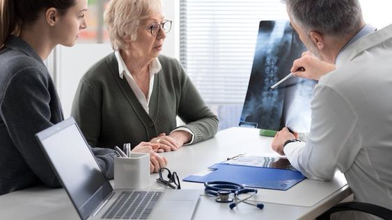Osteoporosis: las cinco señales silenciosas que pueden alertar sobre la enfermedad.