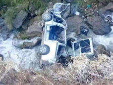 Cayó una camioneta con trabajadores mineros por un precipicio: hay muertos y heridos.