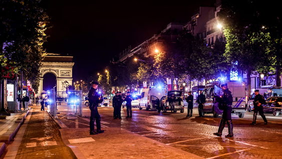 caos en paris tras la clasificacion del psg: 127 detenidos y 11 heridos por incidentes con la policia