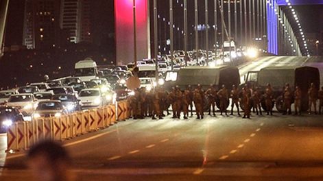 Tanques de guerra abren fuego contra el Parlamento y ya hay decenas de muertos