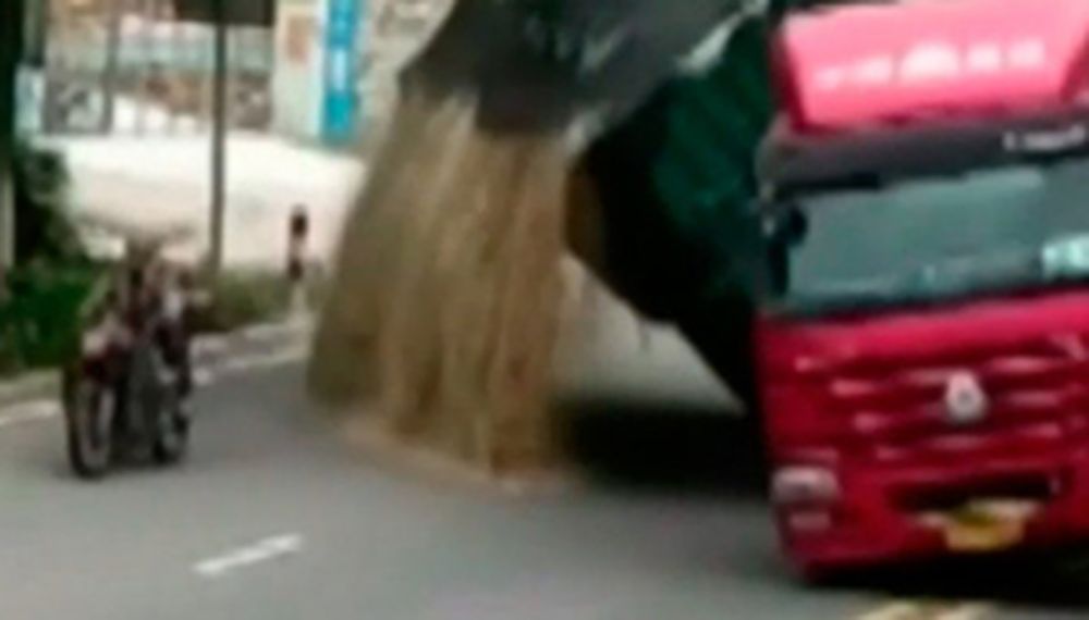 Por segundos, un hombre se salvó de morir sepultado en China