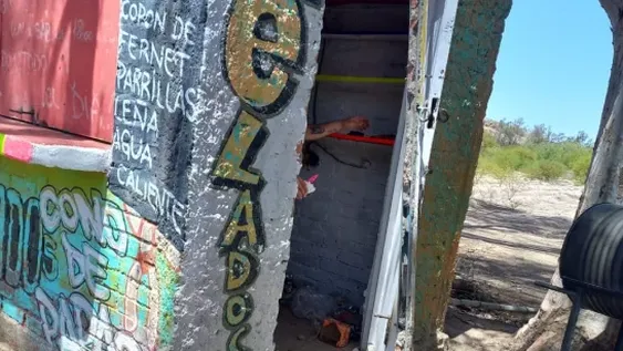 A metros de un puesto policial, ladrones reventaron la puerta de un kiosco y lo vaciaron