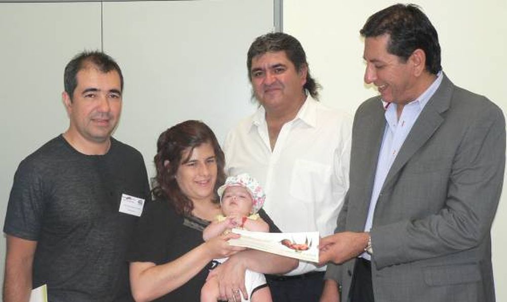 Más de 600 bebés,  con árboles de regalo