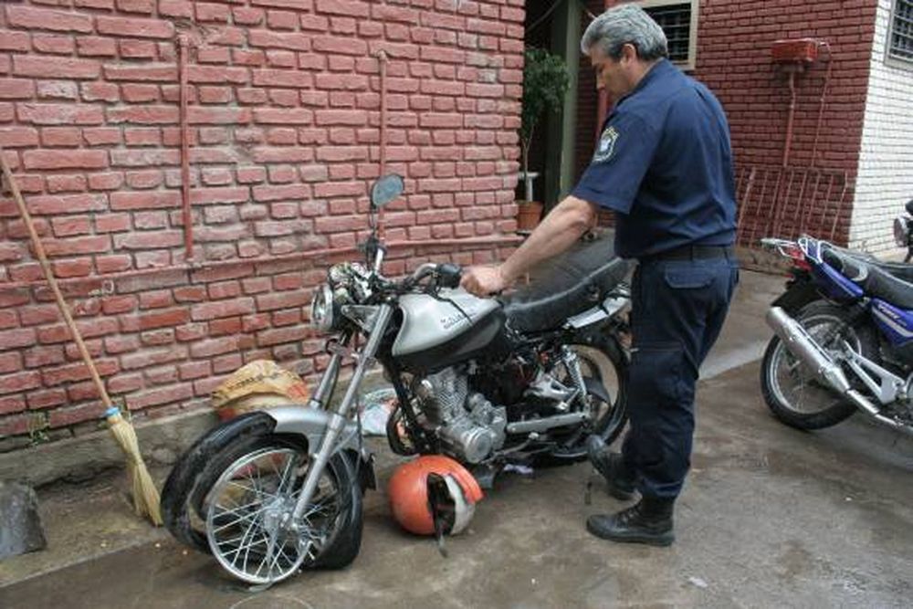 Prófugo grave al chocar en moto robada
