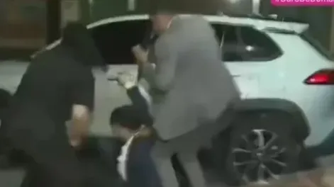 Manifestantes corrieron a Ramiro Marra cuando salía de la sesión y terminó en el piso