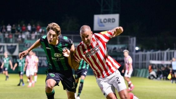 Ataque. Genaro Rossi lucha con Ferreyra. San Martín empezó ganando pero se durmió y los tucumanos se lo empataron.