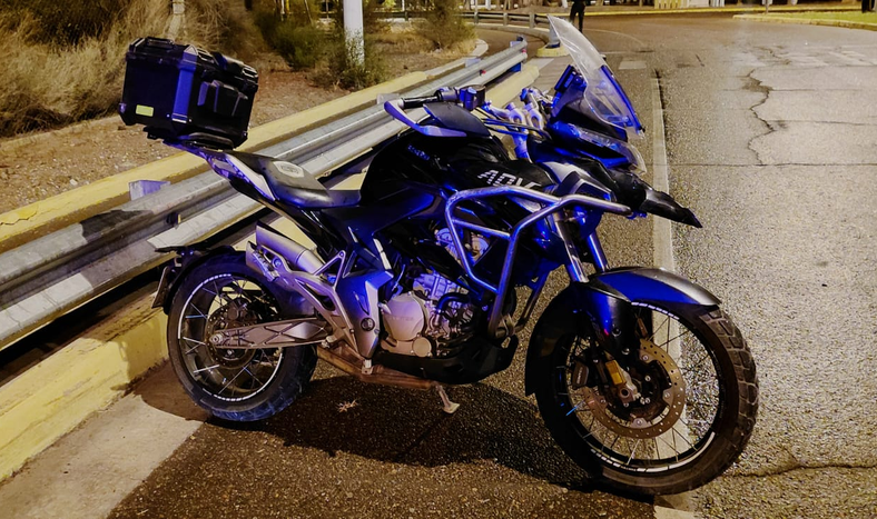 La moto robada por dos sujetos armados, uno de ellos menor de edad.