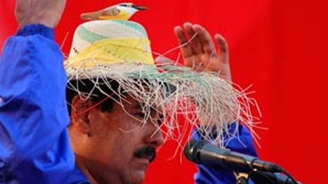 Maduro se pasea con el “pajarito Chávez” en el final de la campaña