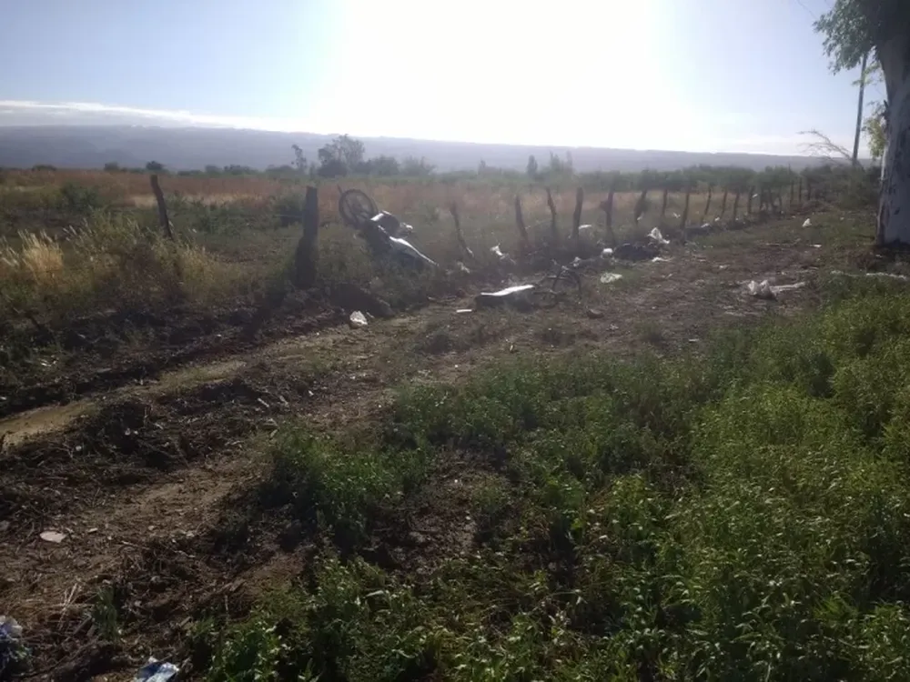 Perdió el control y dejó su moto “colgando” de un alambrado