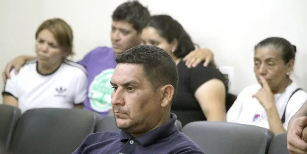 Ariel Omar Pérez (primer plano) el día en que le imputaron homicidio doblemente agravado. Atrás, familiares de la víctima.