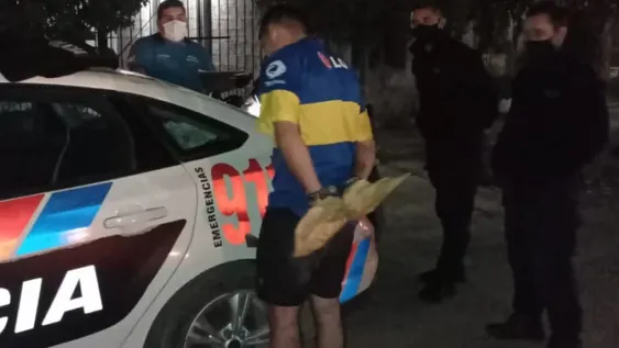 Reo con salidas y otro, efectuaron 3 tiros a un hombre luego de robarle