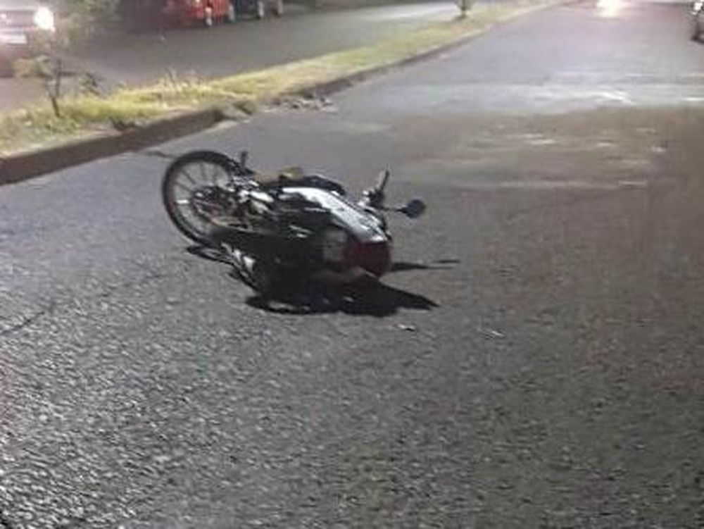 Un hombre quedó en grave estado al perder el control de su moto y caer
