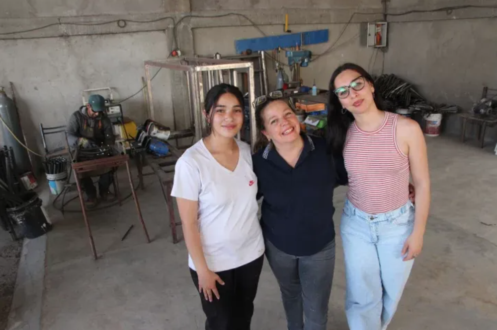 Tres de las empleadas son mam&aacute;s, y muchas veces sus hijos las acompa&ntilde;an al taller, donde son bienvenidos.