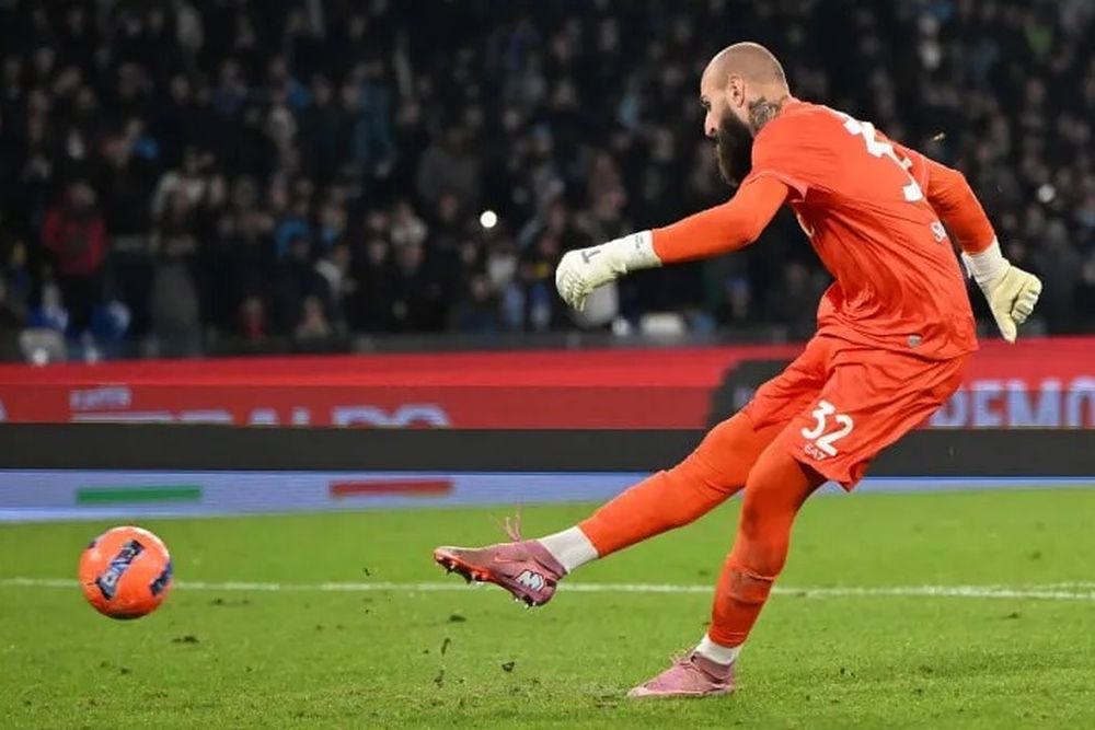 El penal a 130 kilómetros por hora que pateó el arquero del Napoli y recorre el mundo