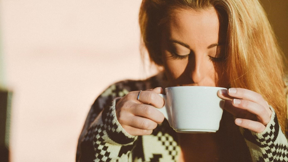 Por qué tomar café apenas te levantás puede ser un error (y cuál es la hora exacta para hacerlo)