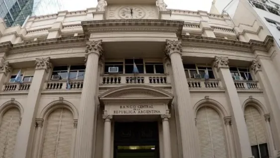 El BCRA salió a aclarar cómo pagar los consumos en dólares de las tarjetas