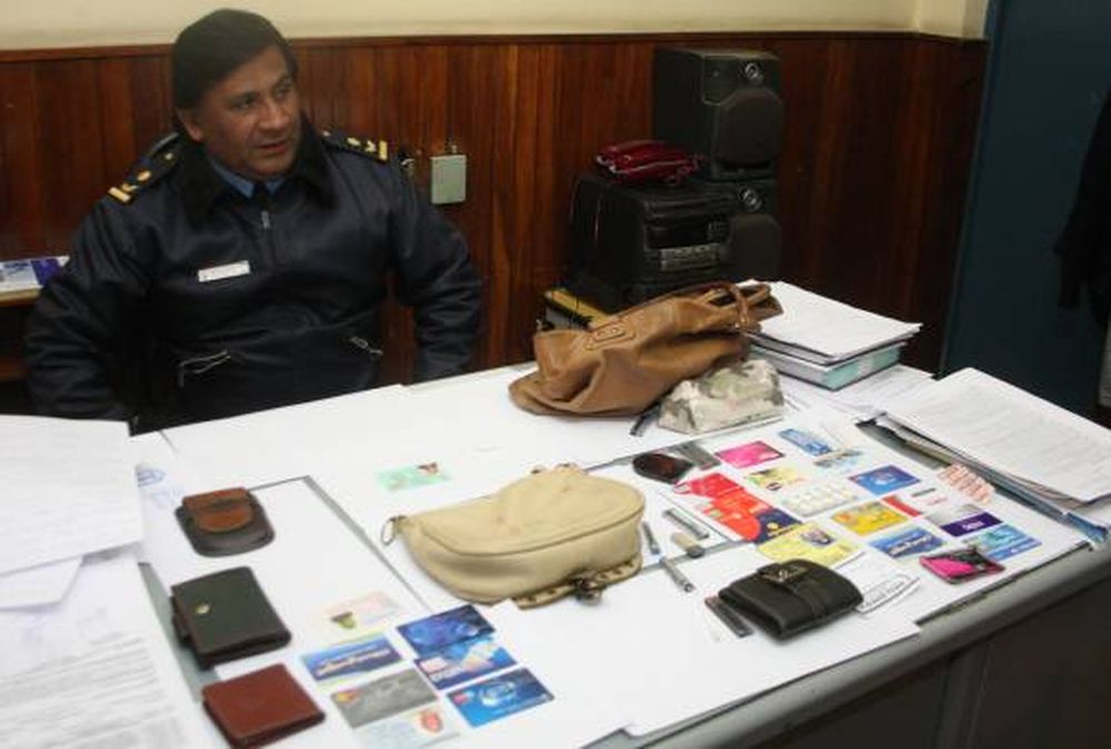 Tres detenidos  por un asalto y  cuatro arrebatos