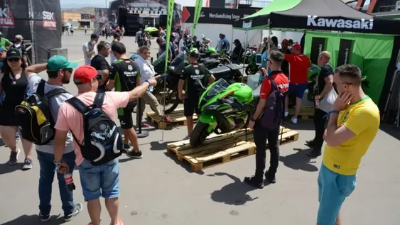 Sortearán tres motos Kawasaki entre los espectadores