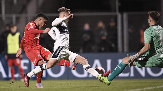 Con uno menos, Gimnasia se lo empató a Independiente en la última