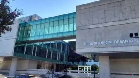 Detuvieron a cinco hombres por abusar sexualmente de un camionero y grabar el crimen