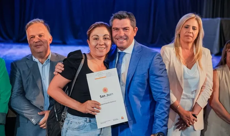 Marcelo Orrego encabezó un acto de entrega de escrituras y viviendas.