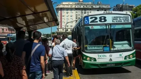 El Gobierno busca desactivar el paro de colectivos: exhibe el cambio en Transporte como un gesto