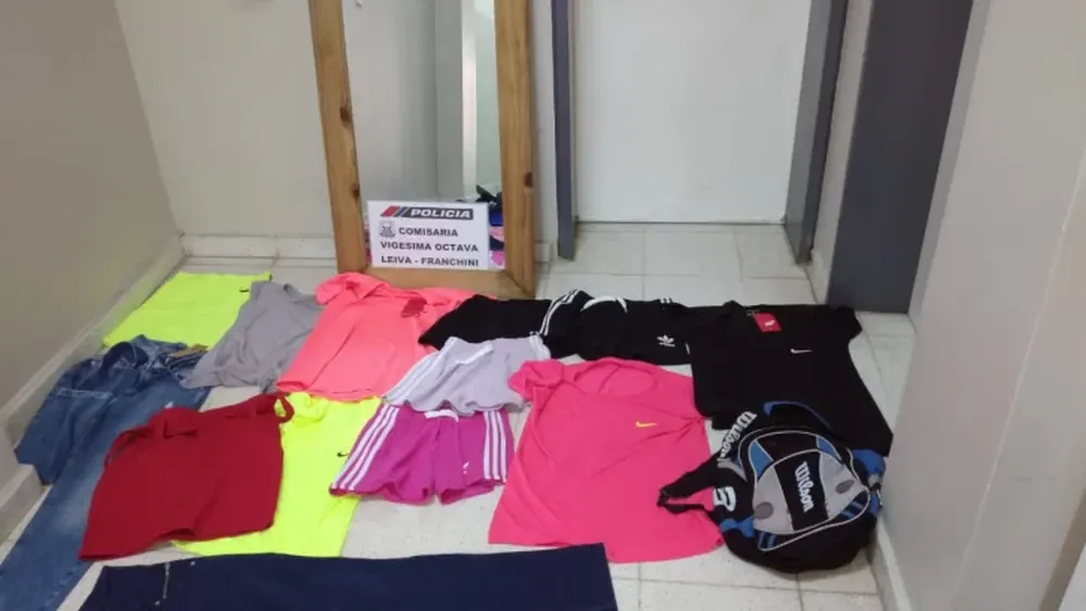 Cayeron 4 ladrones que robaron en una tienda: les secuestraron hasta ropa de policía