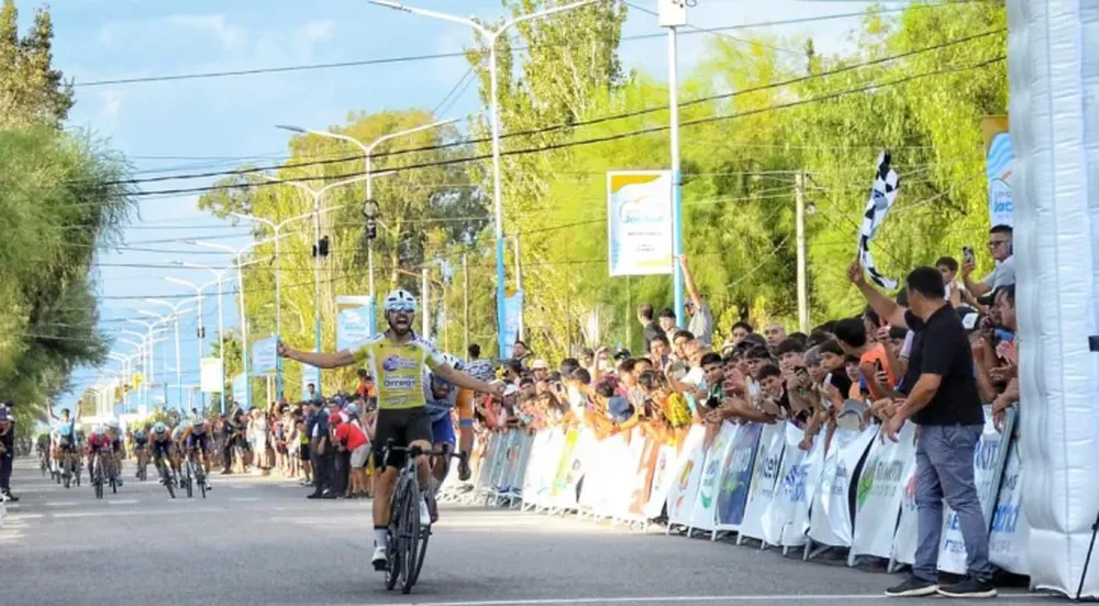 La definición. Con todo Jáchal en la calle, Marcos Méndez festeja su victoria (foto: Prensa Giro del Sol).