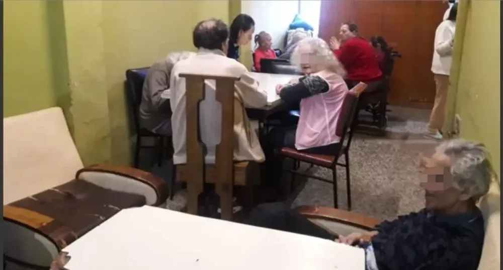 Geriátrico del horror: ataban a los abuelos y les daban comida y remedios vencidos