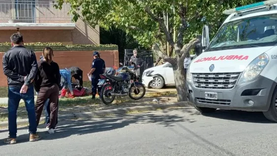 Un auto chocó a 2 motociclistas, “los hizo volar” hasta la vereda y se incrustó contra un portón