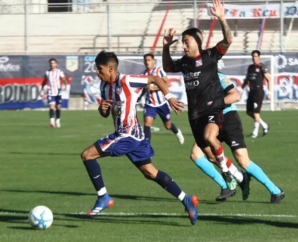 Peñarol recibe al líder