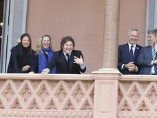 El Presidente se sumó entre risas al gesto viral frente a estudiantes que se encontraban en Plaza de Mayo. El Presidente se sumó entre risas al gesto viral frente a estudiantes que se encontraban en Plaza de Mayo.