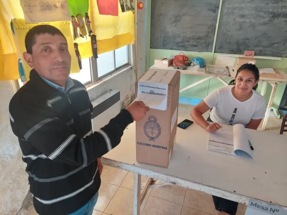Don Ramón, el primero y bien puntual para ejercer su voto en la pintoresca Sierras de Chávez