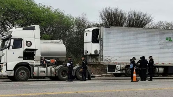 Las autoridades investigan si una pérdida de presión en el sistema neumático provocó el descenso del eje del camión. (Foto: El Tribuno)